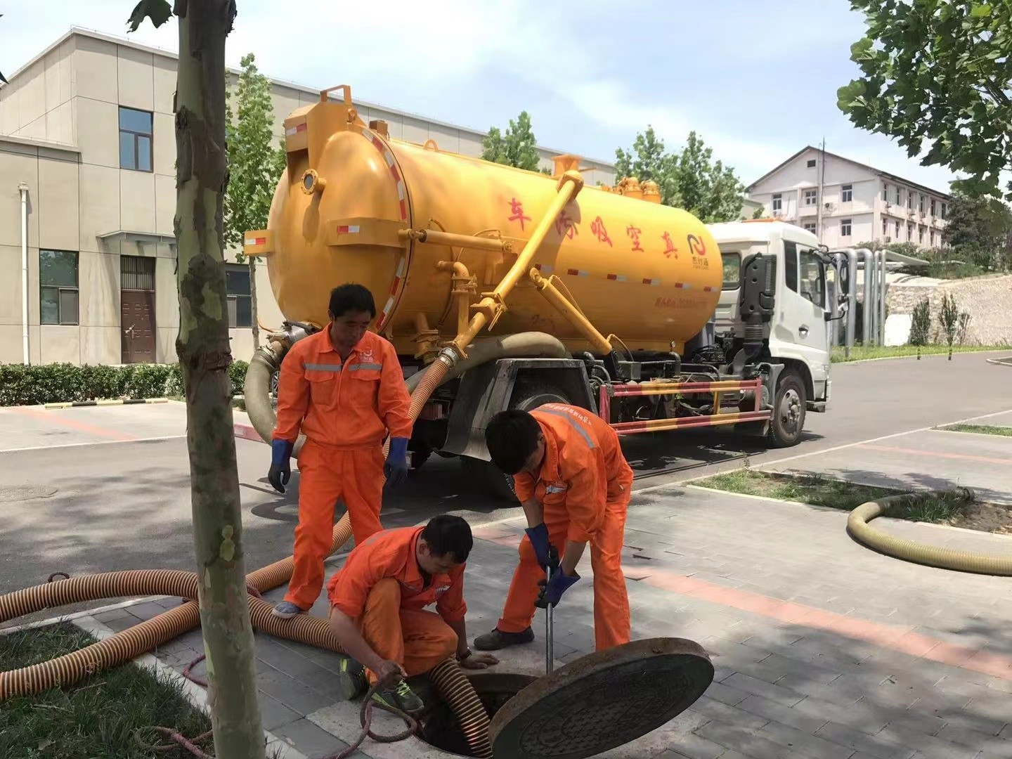 巴林右管道疏通车停在窨井附近