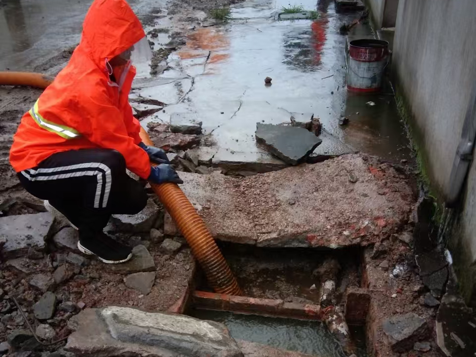 巴林右专业清理污水池 炜誉市政以规范流程守护城市 “肠道”