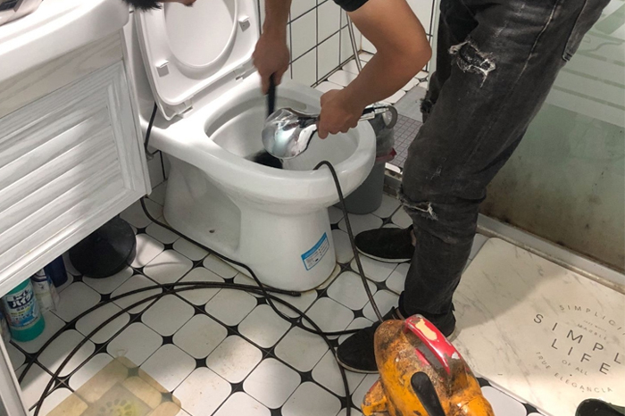 巴林右马桶堵塞自己疏通还是找师傅?专业上门服务让你省时更省心
